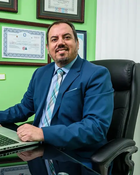 Ps. Cristian Bello Cruces, psicólogo con Máster en Neuropsicología, en su consulta de Alíviate en Concepción