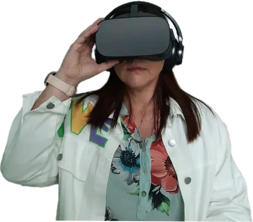 Paciente realizando una evaluación neuropsicológica con lentes de realidad virtual en Alíviate