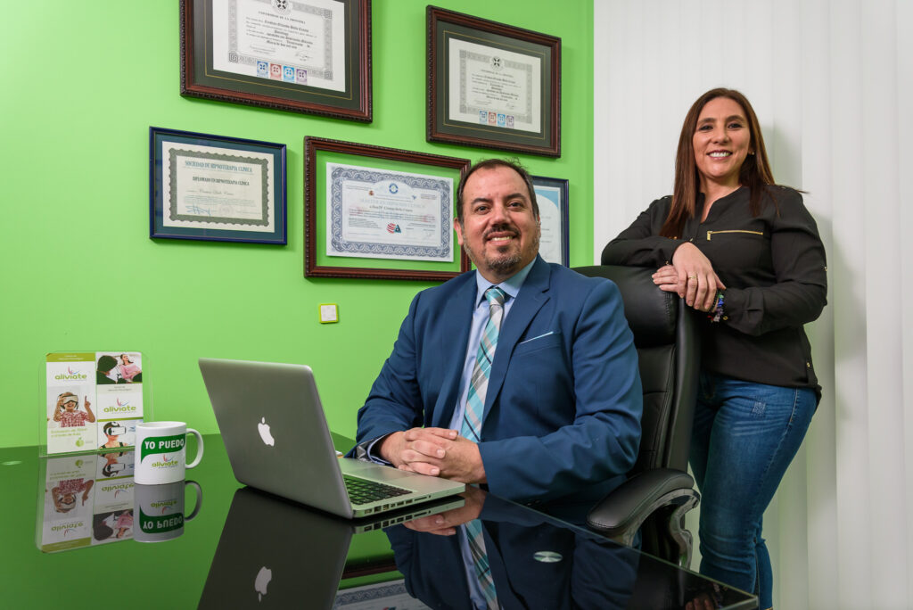 Cristian Bello y Brisa Sandoval en la consulta de Alíviate, en Concepción